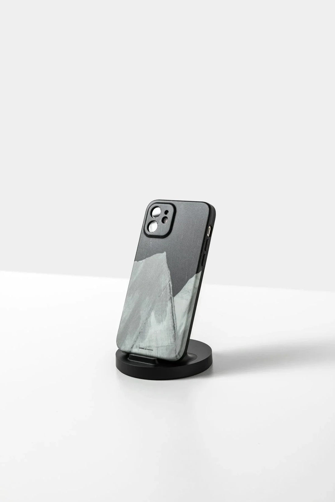 Soyut desenli, dayanıklı siyah iPhone telefon kılıfı minimal arka planda