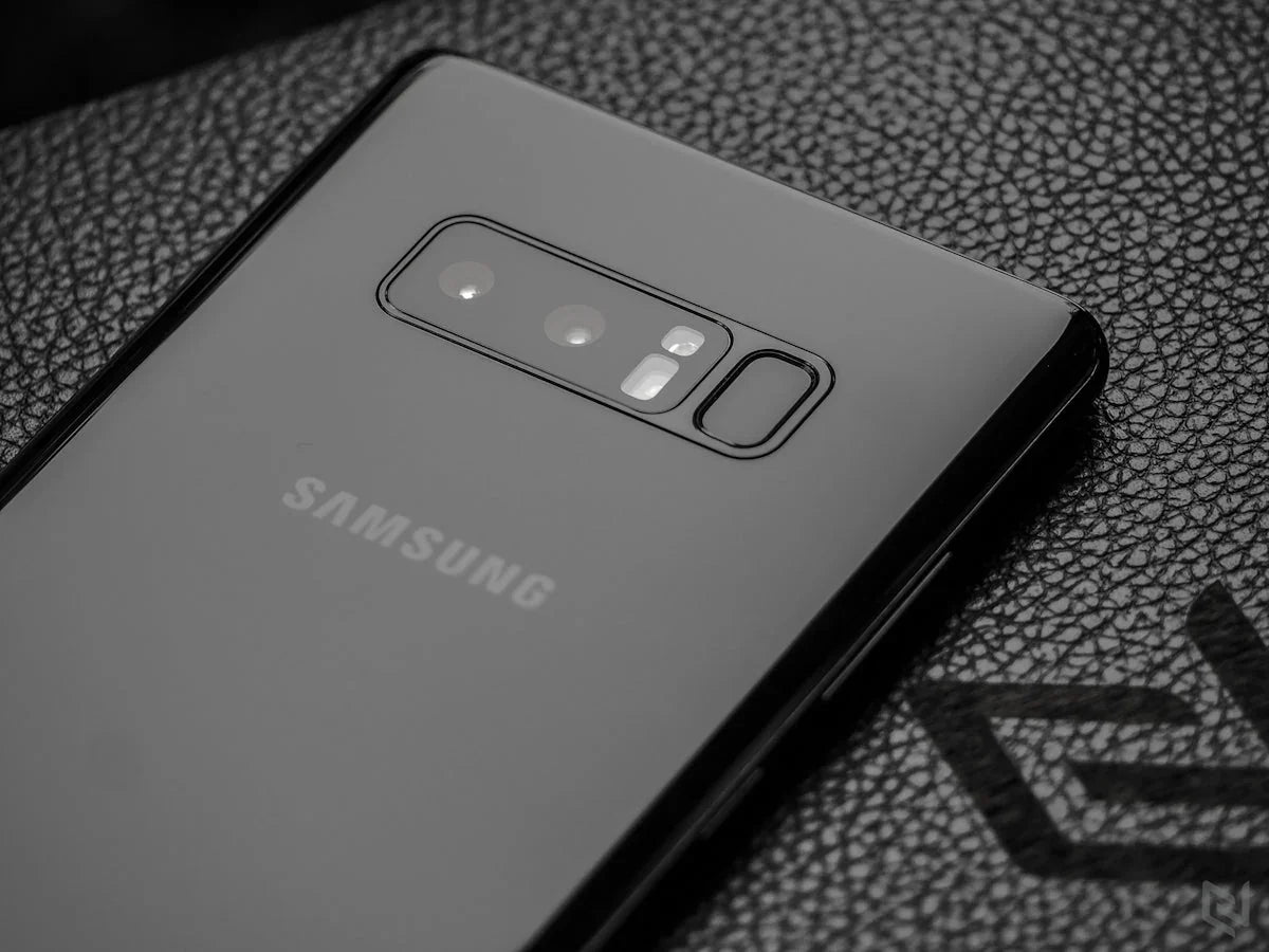 Siyah Samsung telefon, kılıf üstünde yakın çekim, şık ve dayanıklı tasarım