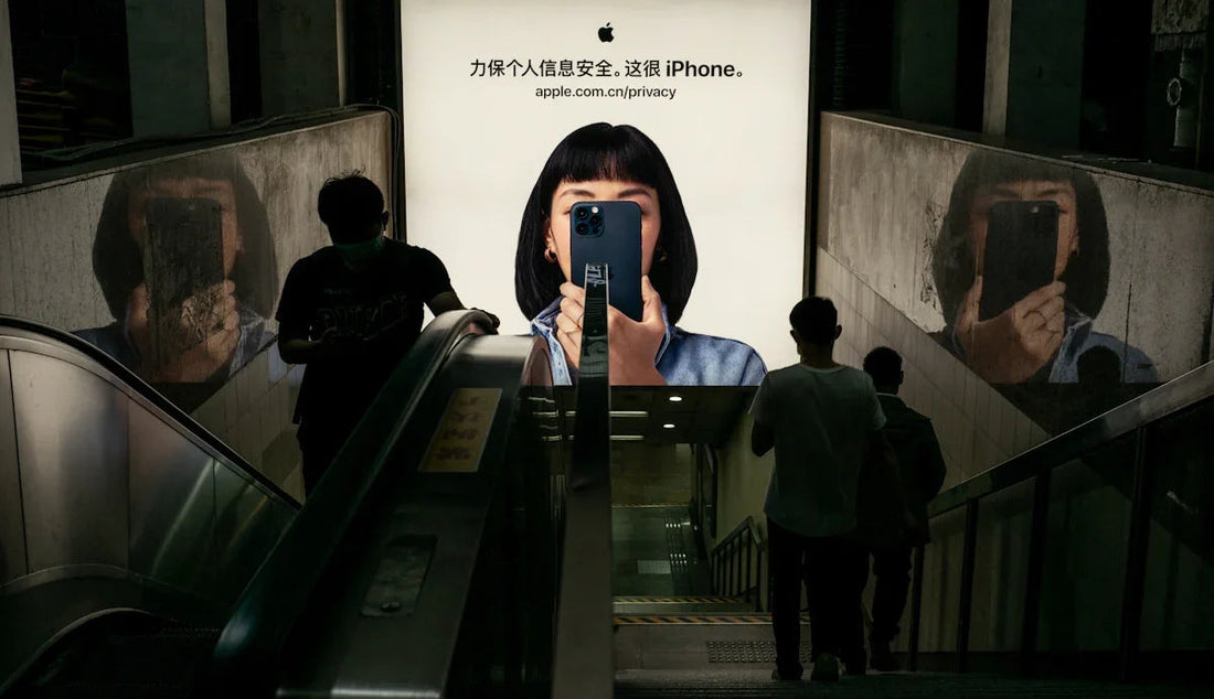 Yeraltı geçidinde Apple iPhone reklamı, yürüyen merdivende insanlar, büyük bilboard