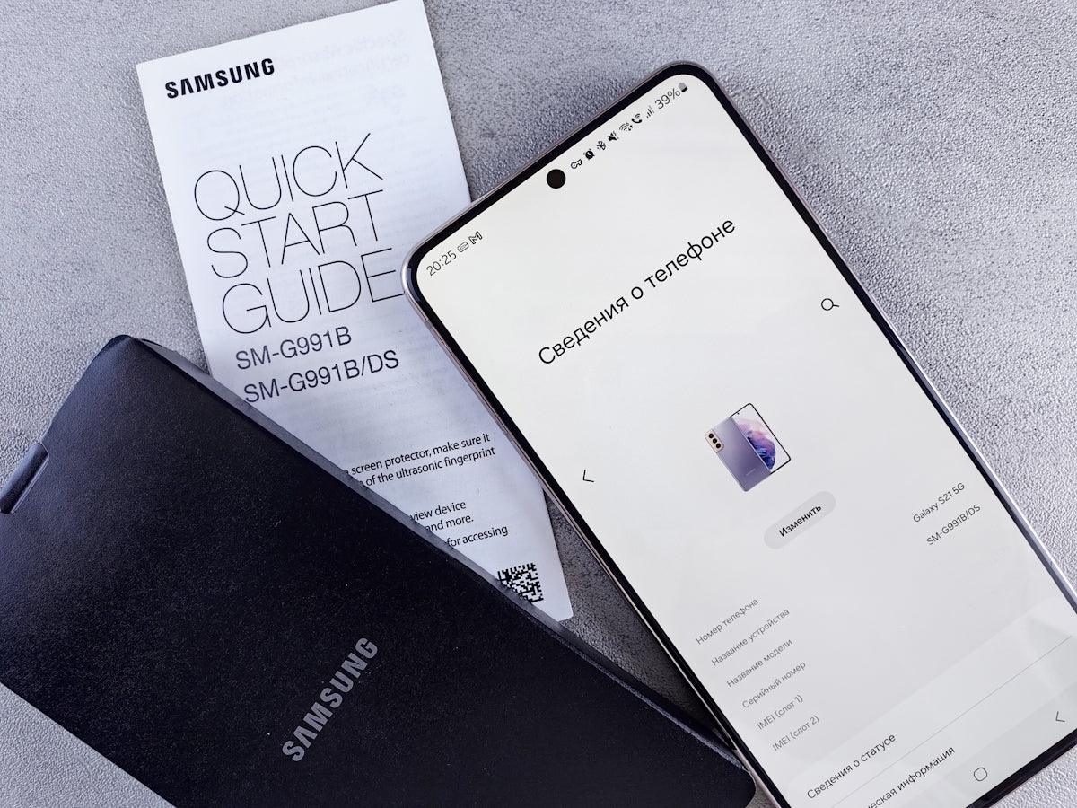 Samsung Galaxy S21 5G telefon, kılıf ve hızlı başlangıç kılavuzu yakın çekim
