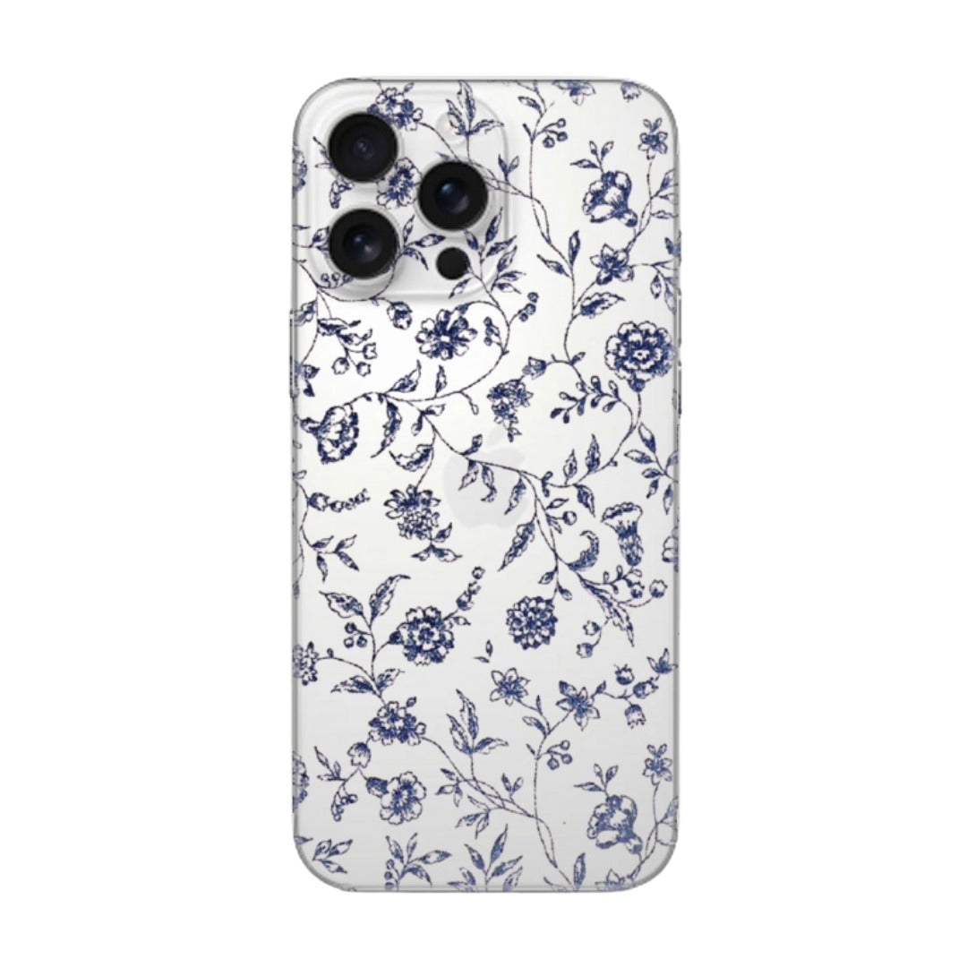 Beyaz zeminli, mavi çiçek desenli iPhone telefon kılıfı.