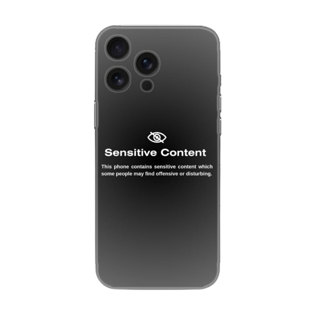 Siyah arka kapaklı iPhone telefon, üçlü kamera ve koruyucu şeffaf kılıf ile