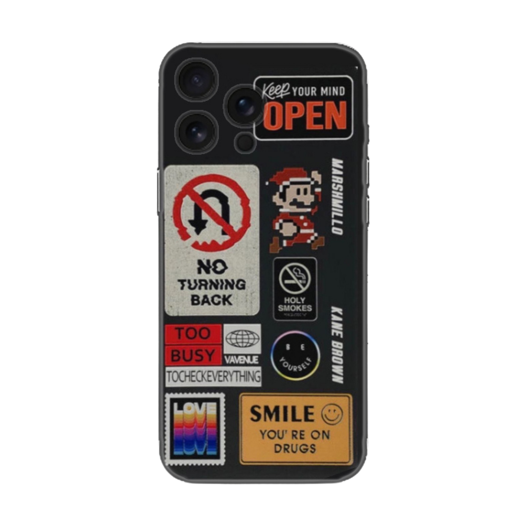 Sticker desenli, siyah zeminli iPhone telefon kılıfı, retro ve modern etiketler ile süslü.
