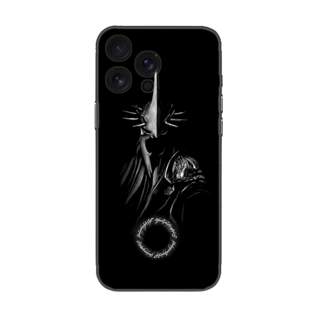 Siyah zeminli, çizimli fantezi karakterli telefon kılıfı, gümüş detaylar ve halka deseniyle.