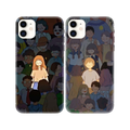Kalabalıkta öne çıkan kız ve erkek çizimli iPhone telefon kılıfı, renkli ve özel tasarım