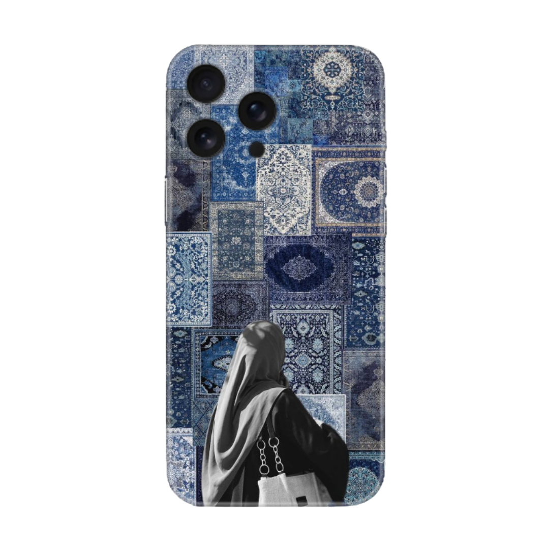 Mavi desenli halı motifli, çanta taşıyan kadın figürlü telefon kılıfı tasarımı