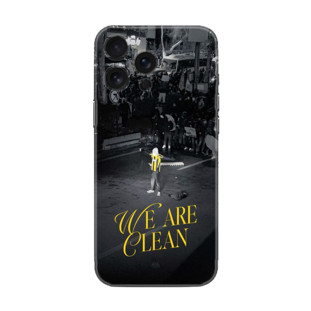 Siyah fon üzerinde kalabalık, ortada testere tutan kişi ve 'We Are Clean' yazılı telefon kılıfı