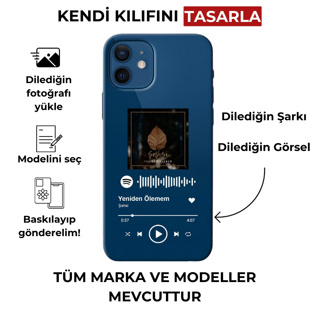 Şarkı görselli, kişiye özel tasarlanabilen mavi telefon kılıfı, iPhone modeli üzerinde.