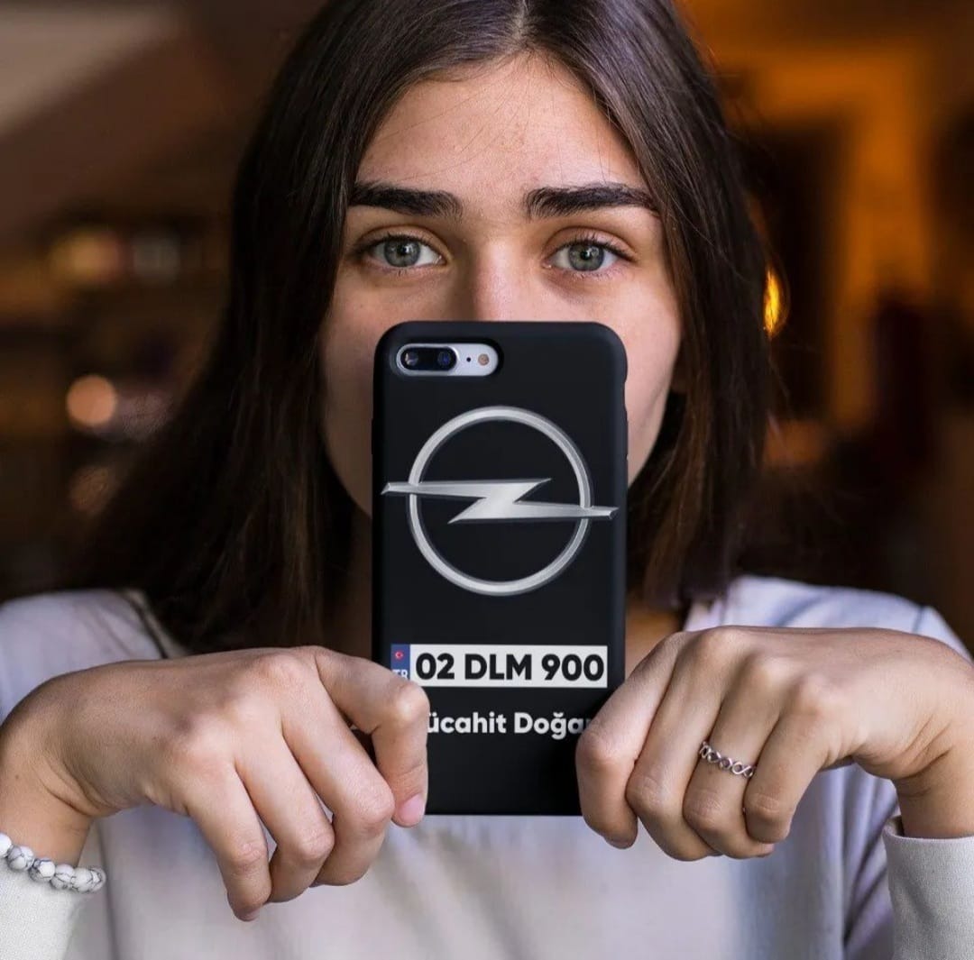 Siyah, kişiye özel Opel logolu telefon kılıfı tutan kadın, özelleştirilebilir tasarım