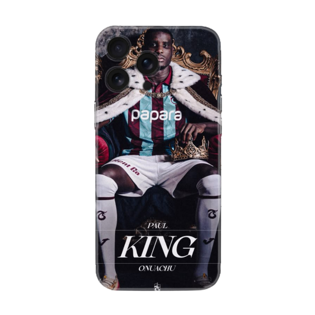 Paul Onuachu kral tahtında otururken resmedilmiş, taç ve pelerin detaylı Trabzonspor King telefon kılıfı