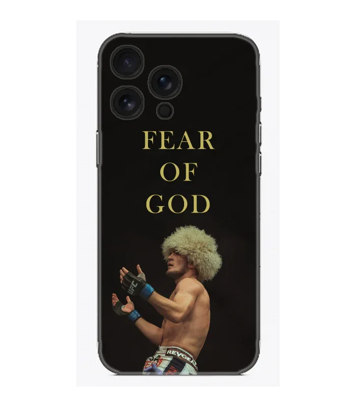 Siyah arka planlı, dövüşçü figürlü ve 'FEAR OF GOD' yazılı telefon kılıfı